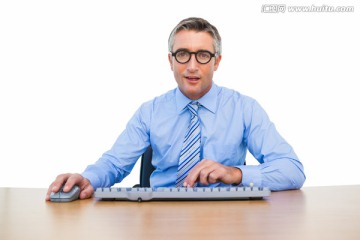在键盘上打字的商务男人