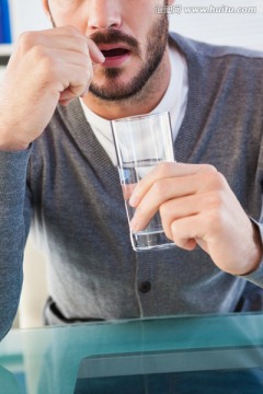 吃药的商务男人