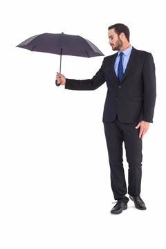 拿着伞的商务男人