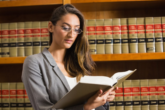 在图书馆里看法律书的女律师