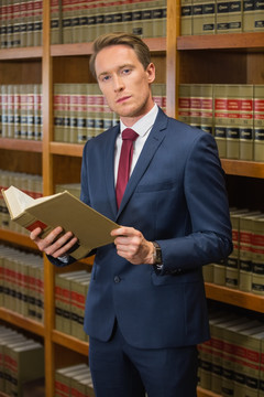 在图书馆里看书的男律师