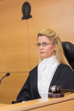 女法官在法庭审判