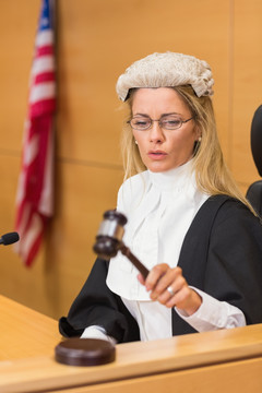 女法官在法庭审判
