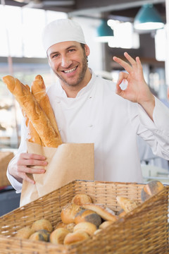 展示一篮面包的男面包师