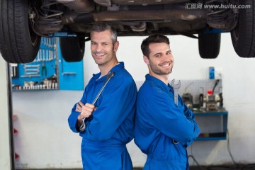 背靠背的两名汽车修理工