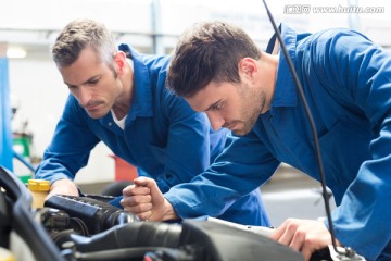 在一起修汽车的两名汽车修理工