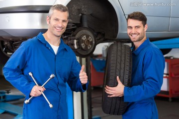 在一起工作的两名汽车修理工