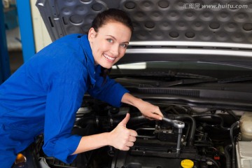 竖起大拇指的女汽车修理工