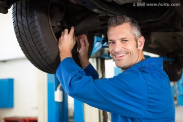 在修车轮胎的男汽车修理工
