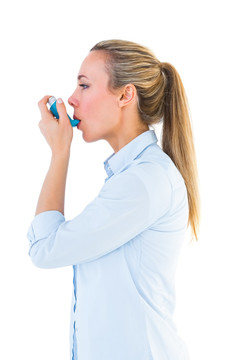 在使用哮喘吸入器的女人
