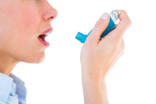 女人使用哮喘吸入器