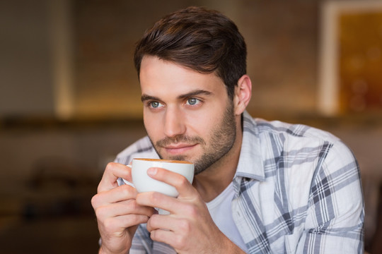 年轻人在咖啡馆喝杯咖啡