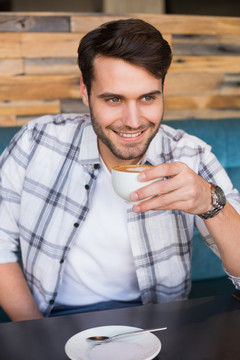 微笑着喝着咖啡的男人
