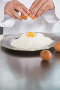 在面粉里加鸡蛋的厨师