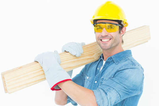 微笑着拿着木板的维修工