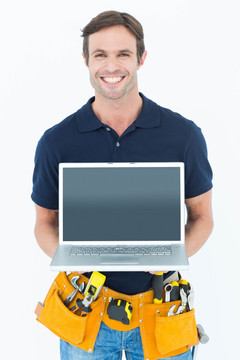 微笑着拿着笔记本电脑的男人