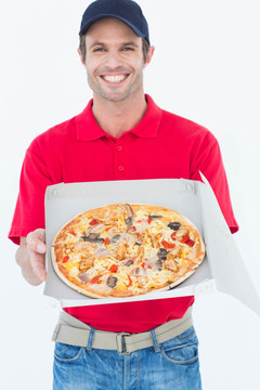 微笑的送货员拿着披萨