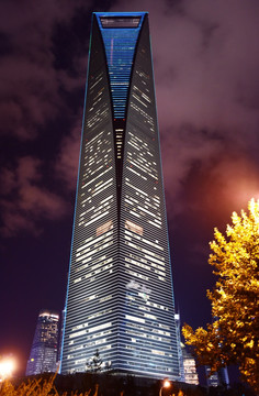 夜幕中的环球金融中心大厦