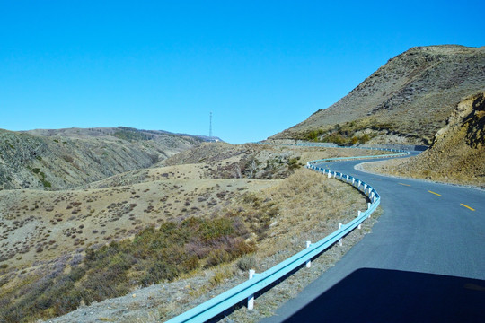 弯曲公路