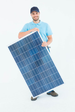 拿着太阳能电池板的男人