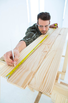 在测量木板的男工人