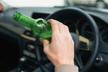在开车时喝酒的男人