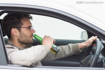 在开车时喝酒的男人