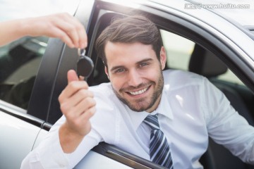商务男人微笑着接过汽车钥匙
