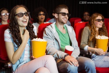 年轻的朋友们在电影院看3D电影