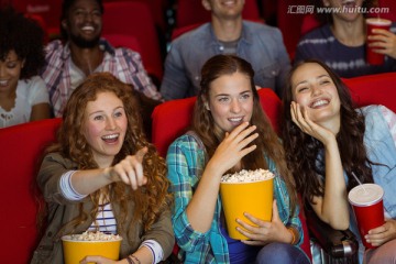 年轻的朋友们在电影院看电影
