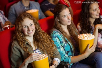 年轻的朋友们在电影院看电影