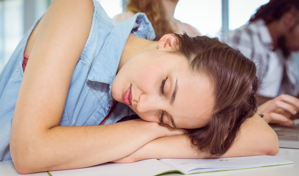 在大学教室里打瞌睡的女大学生