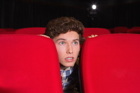 年轻人在电影院看一部恐怖电影