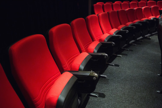 电影院里一排排的红色座位
