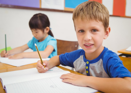 小学生在课桌上画画