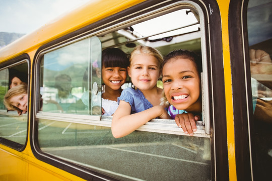小学生在小学外面的校车上