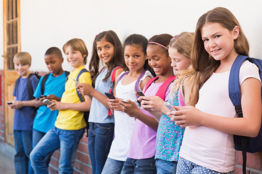 小学生在学校使用手机