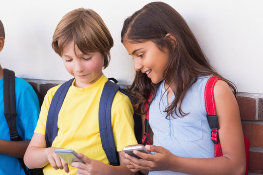 小学生在学校使用手机