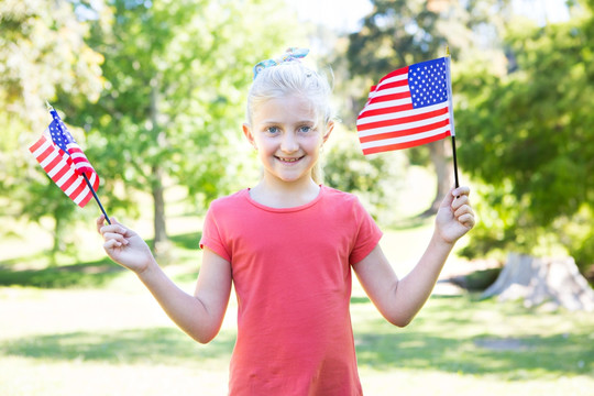 小女孩挥舞着美国国旗