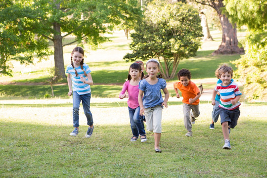孩子们在公园里赛跑