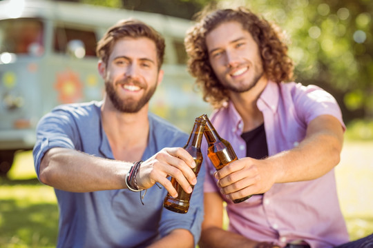 微笑着喝着酒的男人