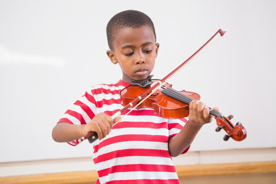 小学生拉小提琴