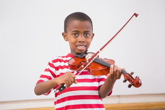 小学生拉小提琴