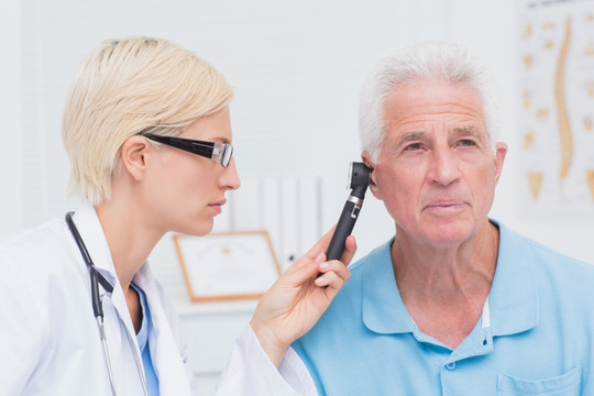 女医生检查老年患者的耳朵