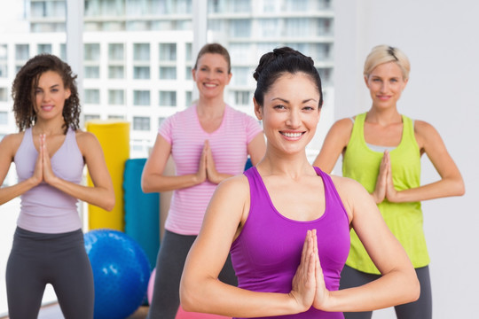 女人们在健身房锻炼身体