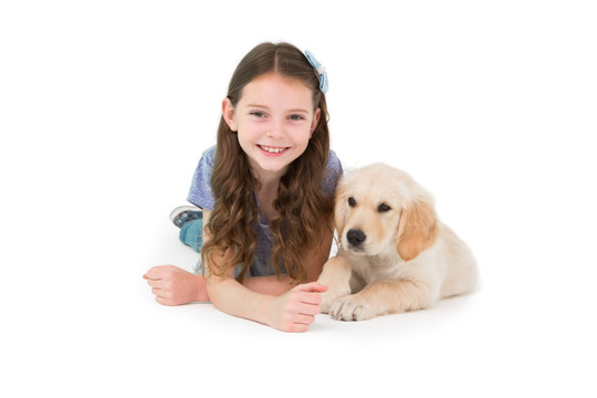 微笑的小女孩和狗