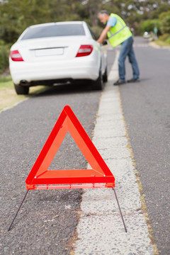 在道路上的三角形警告标志
