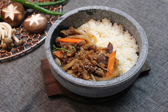 牛肉石锅拌饭