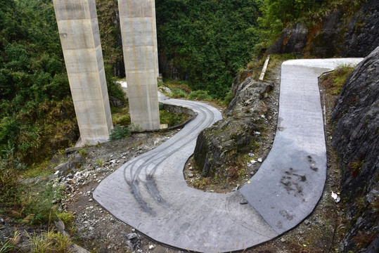 大桥下的公路