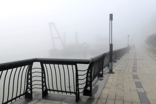 大雾锁浦江